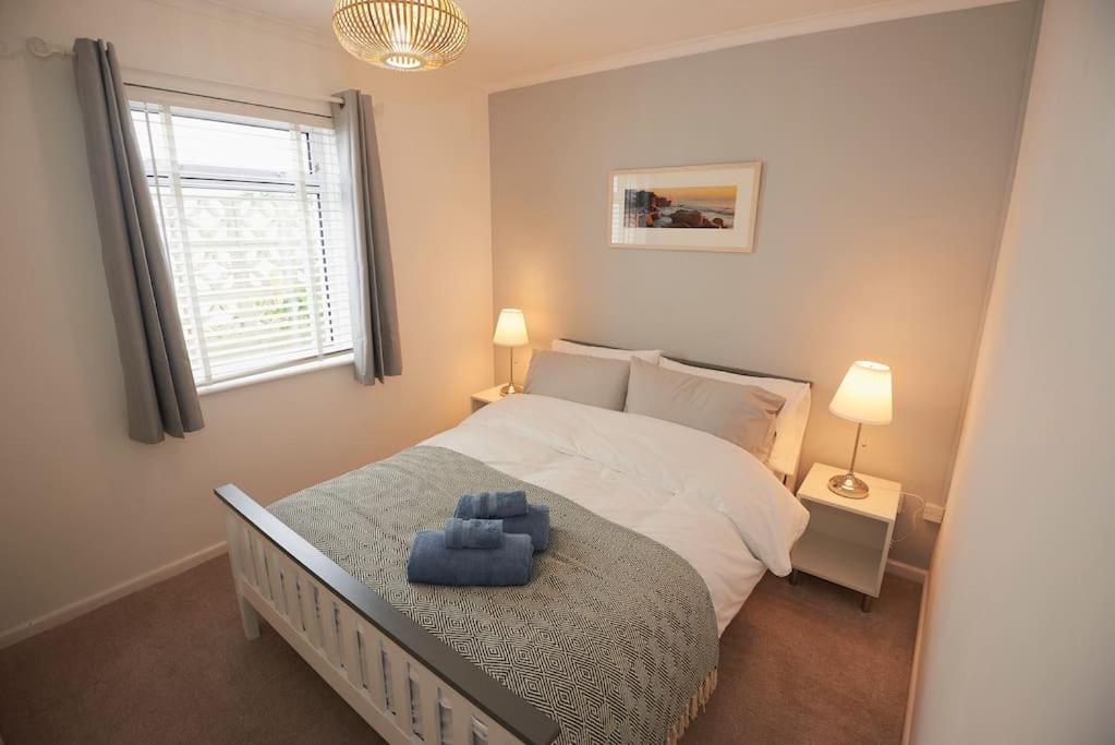 Perranuthnoe 3-Bedroom Bungalow With Parking, Goldsithney, Penzance, Cornwall מראה חיצוני תמונה